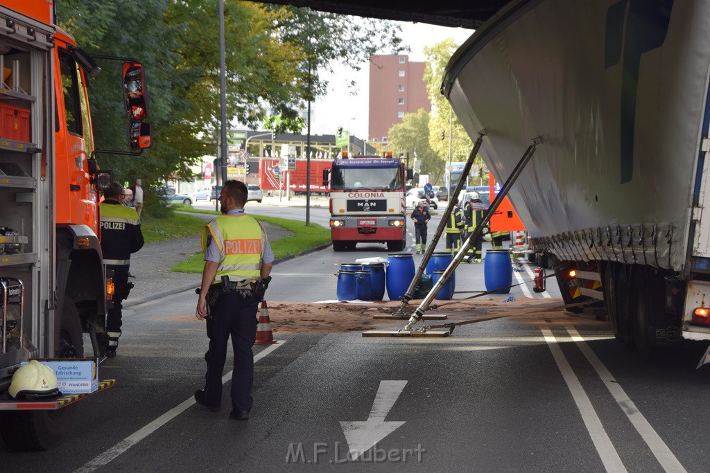 LKW blieb unter Bruecke haengen Koeln Ehrenfeld Innere Kanalstr Hornstr P078.JPG - Miklos Laubert